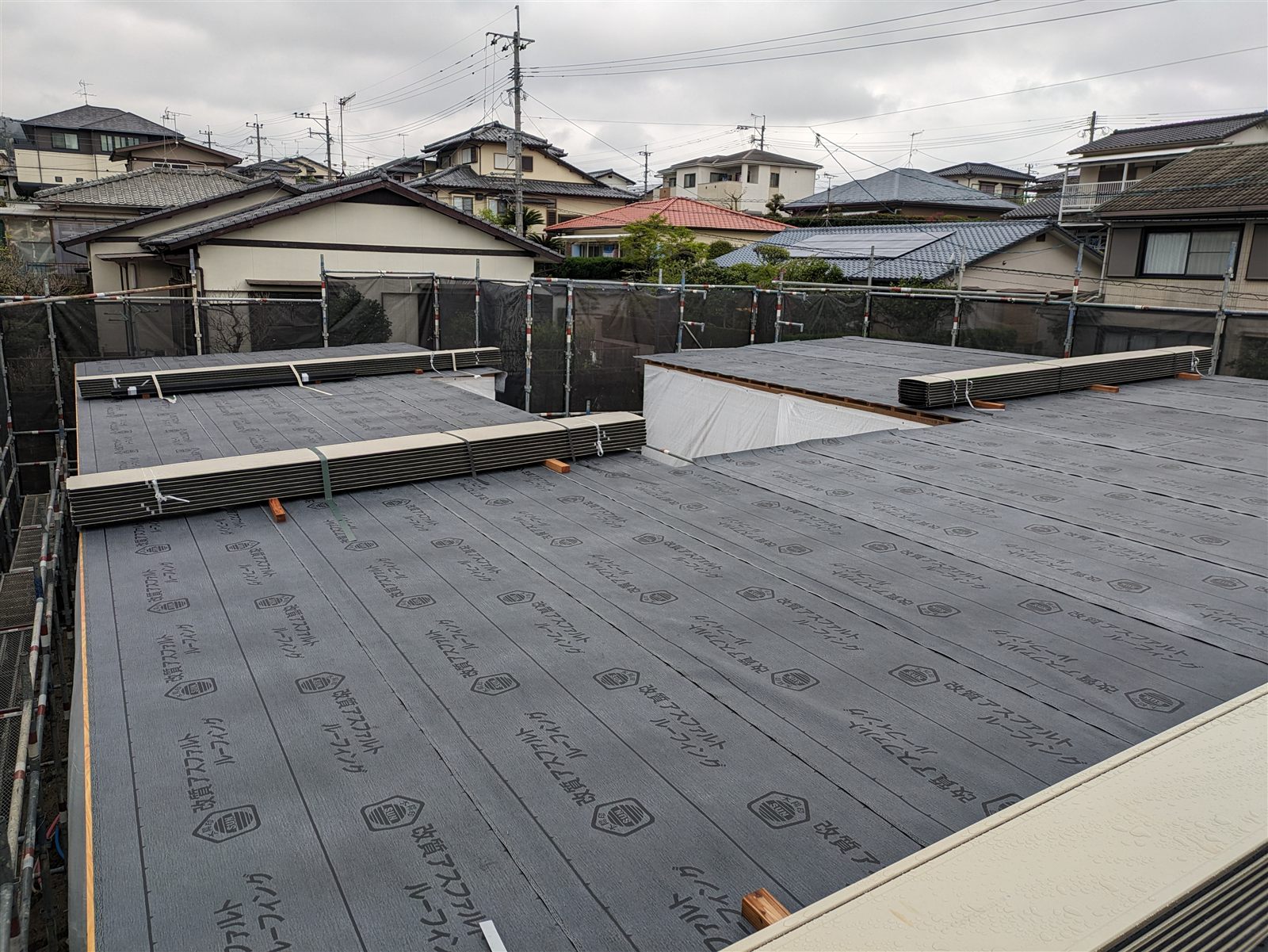 屋根工事の施工中（防水シート施工）