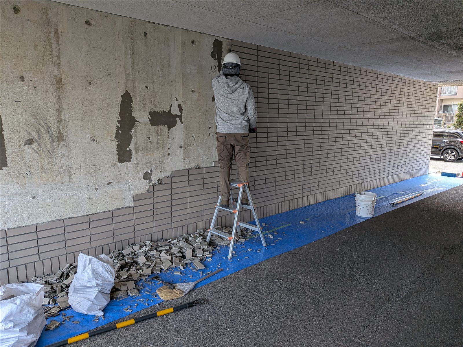 タイルの解体作業